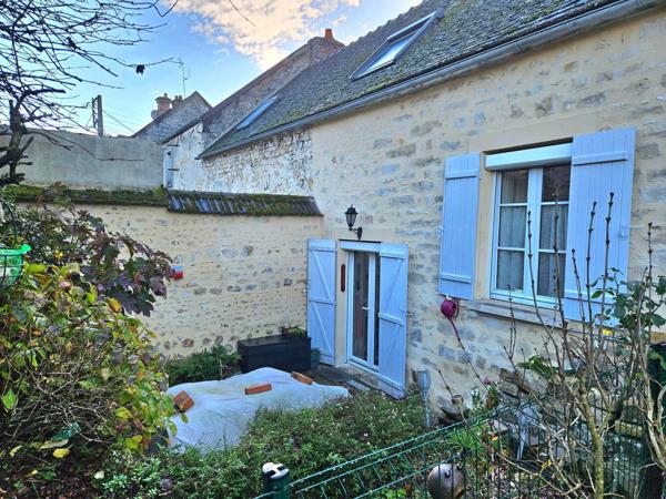 Maison de caractère avec jardin et à proximité des commerces.