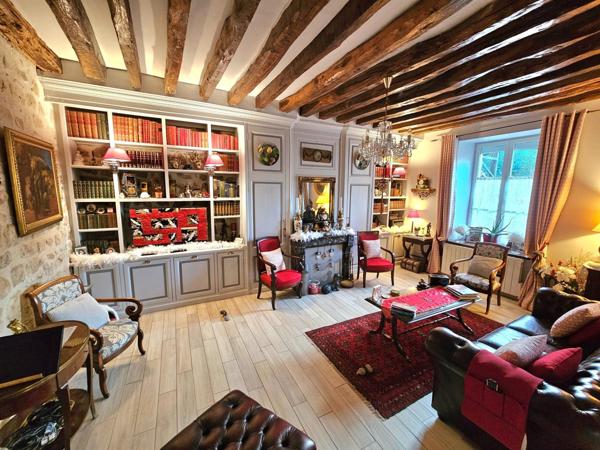 Maison de caractère avec jardin et à proximité des commerces.