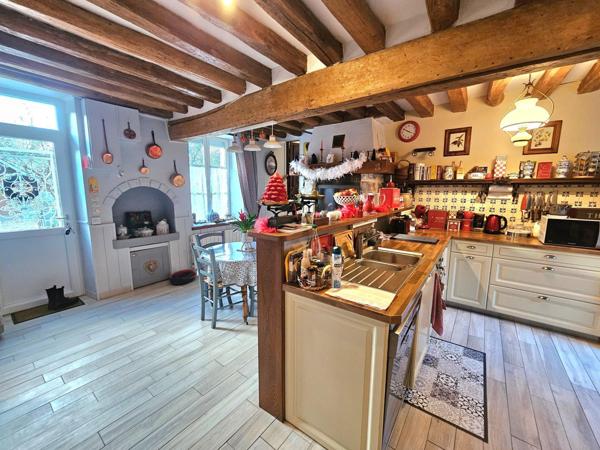 Maison de caractère avec jardin et à proximité des commerces.