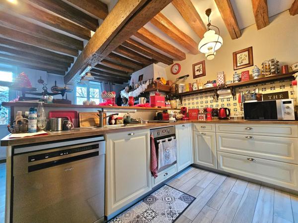 Maison de caractère avec jardin et à proximité des commerces.