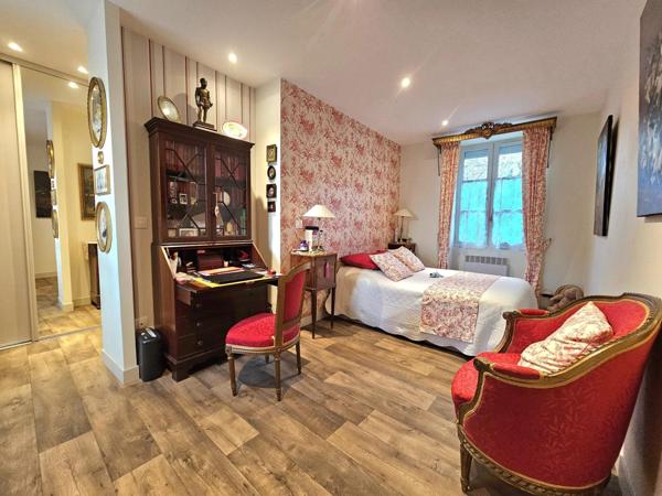 Maison de caractère avec jardin et à proximité des commerces.