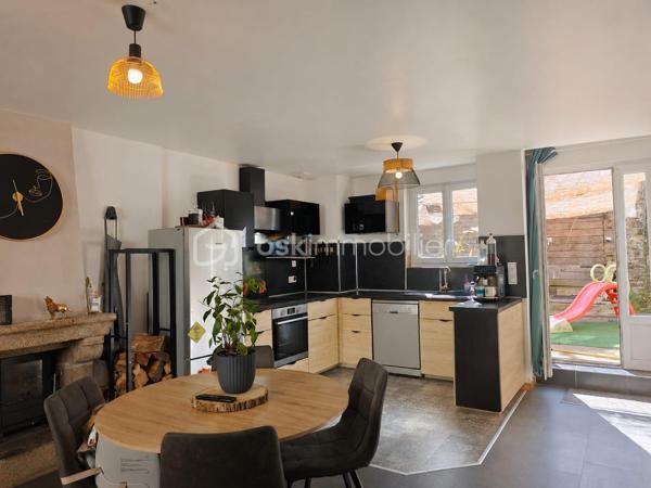 🏡Située en plein cœur de Saint-James, découvrez cette charmante maison de 80 m² habitables, entièrement rénovée en 2020, offrant un cadre de vie agréable avec terrasse et jardin.
Dès l'entrée, vous serez séduits par une pièce de vie lumineuse d'environ 30 m², composée d'un salon-séjour convivial avec cuisine ouverte aménagée et équipée. Un insert à bois apporte chaleur et convivialité, en complément du chauffage électrique. Un WC indépendant complète ce niveau.
À l'étage, un palier dessert deux chambres d'environ 15 m² et 9 m², ainsi qu'une salle d'eau avec un espace buanderie.
Le dernier étage est entièrement dédié à une troisième chambre d'environ 20 m². Cet espace peut encore être optimisé grâce à l'aménagement de placards et de rangements en sous-pente, permettant d'exploiter au mieux chaque mètre carré.
À l'extérieur, vous profiterez d'une terrasse d'environ 25 m² ainsi que d'un cabanon de rangement.
En surplomb, un jardin de plus de 200 m², actuellement non aménagé, vous laisse libre cours à vos envies : potager, espace détente, aire de jeux ou aménagement paysager. Une servitude existante permet l'accès et l'entretien du jardin par l'arrière de la parcelle, facilitant son utilisation et son entretien.

Les + de cette maison :

Rénovation complète en 2020
3 chambres
Cuisine aménagée et équipée
Insert à bois
Menuiseries PVC double vitrage
Terrasse, cabanon et jardin

DPE : en cours de réalisation. Les résultats seront communiqués très prochainement.

À seulement quelques minutes de l'autoroute A84, permettant de rejoindre facilement Avranches, Fougères, le Mont-Saint-Michel, Rennes et Caen.
Proximité immédiate des commerces, écoles et services de Saint-James.

Une maison clé en main, idéale pour une famille, un premier achat ou un investissement locatif. Son emplacement est un véritable atout, alliant la proximité des commodités et un accès rapide aux principaux axes routiers.