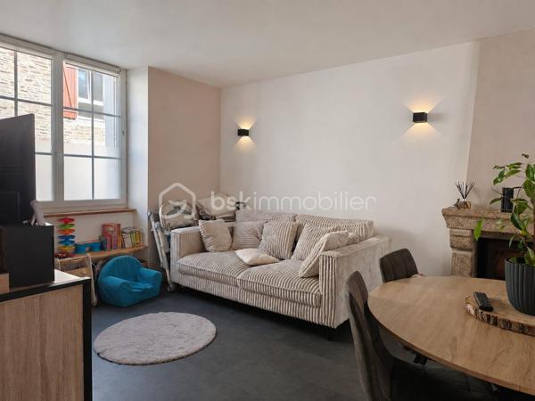 🏡Située en plein cœur de Saint-James, découvrez cette charmante maison de 80 m² habitables, entièrement rénovée en 2020, offrant un cadre de vie agréable avec terrasse et jardin.
Dès l'entrée, vous serez séduits par une pièce de vie lumineuse d'environ 30 m², composée d'un salon-séjour convivial avec cuisine ouverte aménagée et équipée. Un insert à bois apporte chaleur et convivialité, en complément du chauffage électrique. Un WC indépendant complète ce niveau.
À l'étage, un palier dessert deux chambres d'environ 15 m² et 9 m², ainsi qu'une salle d'eau avec un espace buanderie.
Le dernier étage est entièrement dédié à une troisième chambre d'environ 20 m². Cet espace peut encore être optimisé grâce à l'aménagement de placards et de rangements en sous-pente, permettant d'exploiter au mieux chaque mètre carré.
À l'extérieur, vous profiterez d'une terrasse d'environ 25 m² ainsi que d'un cabanon de rangement.
En surplomb, un jardin de plus de 200 m², actuellement non aménagé, vous laisse libre cours à vos envies : potager, espace détente, aire de jeux ou aménagement paysager. Une servitude existante permet l'accès et l'entretien du jardin par l'arrière de la parcelle, facilitant son utilisation et son entretien.

Les + de cette maison :

Rénovation complète en 2020
3 chambres
Cuisine aménagée et équipée
Insert à bois
Menuiseries PVC double vitrage
Terrasse, cabanon et jardin

DPE : en cours de réalisation. Les résultats seront communiqués très prochainement.

À seulement quelques minutes de l'autoroute A84, permettant de rejoindre facilement Avranches, Fougères, le Mont-Saint-Michel, Rennes et Caen.
Proximité immédiate des commerces, écoles et services de Saint-James.

Une maison clé en main, idéale pour une famille, un premier achat ou un investissement locatif. Son emplacement est un véritable atout, alliant la proximité des commodités et un accès rapide aux principaux axes routiers.