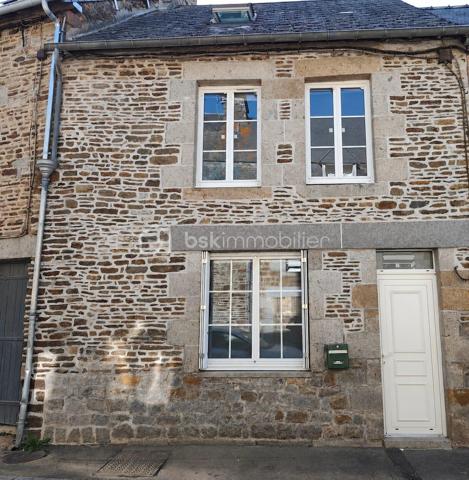 🏡Située en plein cœur de Saint-James, découvrez cette charmante maison de 80 m² habitables, entièrement rénovée en 2020, offrant un cadre de vie agréable avec terrasse et jardin.
Dès l'entrée, vous serez séduits par une pièce de vie lumineuse d'environ 30 m², composée d'un salon-séjour convivial avec cuisine ouverte aménagée et équipée. Un insert à bois apporte chaleur et convivialité, en complément du chauffage électrique. Un WC indépendant complète ce niveau.
À l'étage, un palier dessert deux chambres d'environ 15 m² et 9 m², ainsi qu'une salle d'eau avec un espace buanderie.
Le dernier étage est entièrement dédié à une troisième chambre d'environ 20 m². Cet espace peut encore être optimisé grâce à l'aménagement de placards et de rangements en sous-pente, permettant d'exploiter au mieux chaque mètre carré.
À l'extérieur, vous profiterez d'une terrasse d'environ 25 m² ainsi que d'un cabanon de rangement.
En surplomb, un jardin de plus de 200 m², actuellement non aménagé, vous laisse libre cours à vos envies : potager, espace détente, aire de jeux ou aménagement paysager. Une servitude existante permet l'accès et l'entretien du jardin par l'arrière de la parcelle, facilitant son utilisation et son entretien.

Les + de cette maison :

Rénovation complète en 2020
3 chambres
Cuisine aménagée et équipée
Insert à bois
Menuiseries PVC double vitrage
Terrasse, cabanon et jardin

DPE : en cours de réalisation. Les résultats seront communiqués très prochainement.

À seulement quelques minutes de l'autoroute A84, permettant de rejoindre facilement Avranches, Fougères, le Mont-Saint-Michel, Rennes et Caen.
Proximité immédiate des commerces, écoles et services de Saint-James.

Une maison clé en main, idéale pour une famille, un premier achat ou un investissement locatif. Son emplacement est un véritable atout, alliant la proximité des commodités et un accès rapide aux principaux axes routiers.