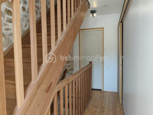 🏡Située en plein cœur de Saint-James, découvrez cette charmante maison de 80 m² habitables, entièrement rénovée en 2020, offrant un cadre de vie agréable avec terrasse et jardin.
Dès l'entrée, vous serez séduits par une pièce de vie lumineuse d'environ 30 m², composée d'un salon-séjour convivial avec cuisine ouverte aménagée et équipée. Un insert à bois apporte chaleur et convivialité, en complément du chauffage électrique. Un WC indépendant complète ce niveau.
À l'étage, un palier dessert deux chambres d'environ 15 m² et 9 m², ainsi qu'une salle d'eau avec un espace buanderie.
Le dernier étage est entièrement dédié à une troisième chambre d'environ 20 m². Cet espace peut encore être optimisé grâce à l'aménagement de placards et de rangements en sous-pente, permettant d'exploiter au mieux chaque mètre carré.
À l'extérieur, vous profiterez d'une terrasse d'environ 25 m² ainsi que d'un cabanon de rangement.
En surplomb, un jardin de plus de 200 m², actuellement non aménagé, vous laisse libre cours à vos envies : potager, espace détente, aire de jeux ou aménagement paysager. Une servitude existante permet l'accès et l'entretien du jardin par l'arrière de la parcelle, facilitant son utilisation et son entretien.

Les + de cette maison :

Rénovation complète en 2020
3 chambres
Cuisine aménagée et équipée
Insert à bois
Menuiseries PVC double vitrage
Terrasse, cabanon et jardin

DPE : en cours de réalisation. Les résultats seront communiqués très prochainement.

À seulement quelques minutes de l'autoroute A84, permettant de rejoindre facilement Avranches, Fougères, le Mont-Saint-Michel, Rennes et Caen.
Proximité immédiate des commerces, écoles et services de Saint-James.

Une maison clé en main, idéale pour une famille, un premier achat ou un investissement locatif. Son emplacement est un véritable atout, alliant la proximité des commodités et un accès rapide aux principaux axes routiers.
