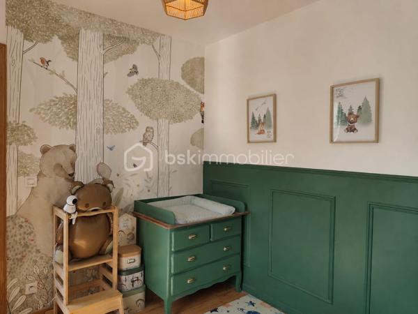🏡Située en plein cœur de Saint-James, découvrez cette charmante maison de 80 m² habitables, entièrement rénovée en 2020, offrant un cadre de vie agréable avec terrasse et jardin.
Dès l'entrée, vous serez séduits par une pièce de vie lumineuse d'environ 30 m², composée d'un salon-séjour convivial avec cuisine ouverte aménagée et équipée. Un insert à bois apporte chaleur et convivialité, en complément du chauffage électrique. Un WC indépendant complète ce niveau.
À l'étage, un palier dessert deux chambres d'environ 15 m² et 9 m², ainsi qu'une salle d'eau avec un espace buanderie.
Le dernier étage est entièrement dédié à une troisième chambre d'environ 20 m². Cet espace peut encore être optimisé grâce à l'aménagement de placards et de rangements en sous-pente, permettant d'exploiter au mieux chaque mètre carré.
À l'extérieur, vous profiterez d'une terrasse d'environ 25 m² ainsi que d'un cabanon de rangement.
En surplomb, un jardin de plus de 200 m², actuellement non aménagé, vous laisse libre cours à vos envies : potager, espace détente, aire de jeux ou aménagement paysager. Une servitude existante permet l'accès et l'entretien du jardin par l'arrière de la parcelle, facilitant son utilisation et son entretien.

Les + de cette maison :

Rénovation complète en 2020
3 chambres
Cuisine aménagée et équipée
Insert à bois
Menuiseries PVC double vitrage
Terrasse, cabanon et jardin

DPE : en cours de réalisation. Les résultats seront communiqués très prochainement.

À seulement quelques minutes de l'autoroute A84, permettant de rejoindre facilement Avranches, Fougères, le Mont-Saint-Michel, Rennes et Caen.
Proximité immédiate des commerces, écoles et services de Saint-James.

Une maison clé en main, idéale pour une famille, un premier achat ou un investissement locatif. Son emplacement est un véritable atout, alliant la proximité des commodités et un accès rapide aux principaux axes routiers.