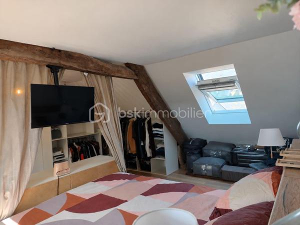 🏡Située en plein cœur de Saint-James, découvrez cette charmante maison de 80 m² habitables, entièrement rénovée en 2020, offrant un cadre de vie agréable avec terrasse et jardin.
Dès l'entrée, vous serez séduits par une pièce de vie lumineuse d'environ 30 m², composée d'un salon-séjour convivial avec cuisine ouverte aménagée et équipée. Un insert à bois apporte chaleur et convivialité, en complément du chauffage électrique. Un WC indépendant complète ce niveau.
À l'étage, un palier dessert deux chambres d'environ 15 m² et 9 m², ainsi qu'une salle d'eau avec un espace buanderie.
Le dernier étage est entièrement dédié à une troisième chambre d'environ 20 m². Cet espace peut encore être optimisé grâce à l'aménagement de placards et de rangements en sous-pente, permettant d'exploiter au mieux chaque mètre carré.
À l'extérieur, vous profiterez d'une terrasse d'environ 25 m² ainsi que d'un cabanon de rangement.
En surplomb, un jardin de plus de 200 m², actuellement non aménagé, vous laisse libre cours à vos envies : potager, espace détente, aire de jeux ou aménagement paysager. Une servitude existante permet l'accès et l'entretien du jardin par l'arrière de la parcelle, facilitant son utilisation et son entretien.

Les + de cette maison :

Rénovation complète en 2020
3 chambres
Cuisine aménagée et équipée
Insert à bois
Menuiseries PVC double vitrage
Terrasse, cabanon et jardin

DPE : en cours de réalisation. Les résultats seront communiqués très prochainement.

À seulement quelques minutes de l'autoroute A84, permettant de rejoindre facilement Avranches, Fougères, le Mont-Saint-Michel, Rennes et Caen.
Proximité immédiate des commerces, écoles et services de Saint-James.

Une maison clé en main, idéale pour une famille, un premier achat ou un investissement locatif. Son emplacement est un véritable atout, alliant la proximité des commodités et un accès rapide aux principaux axes routiers.