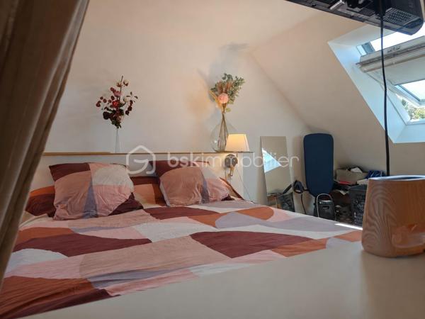🏡Située en plein cœur de Saint-James, découvrez cette charmante maison de 80 m² habitables, entièrement rénovée en 2020, offrant un cadre de vie agréable avec terrasse et jardin.
Dès l'entrée, vous serez séduits par une pièce de vie lumineuse d'environ 30 m², composée d'un salon-séjour convivial avec cuisine ouverte aménagée et équipée. Un insert à bois apporte chaleur et convivialité, en complément du chauffage électrique. Un WC indépendant complète ce niveau.
À l'étage, un palier dessert deux chambres d'environ 15 m² et 9 m², ainsi qu'une salle d'eau avec un espace buanderie.
Le dernier étage est entièrement dédié à une troisième chambre d'environ 20 m². Cet espace peut encore être optimisé grâce à l'aménagement de placards et de rangements en sous-pente, permettant d'exploiter au mieux chaque mètre carré.
À l'extérieur, vous profiterez d'une terrasse d'environ 25 m² ainsi que d'un cabanon de rangement.
En surplomb, un jardin de plus de 200 m², actuellement non aménagé, vous laisse libre cours à vos envies : potager, espace détente, aire de jeux ou aménagement paysager. Une servitude existante permet l'accès et l'entretien du jardin par l'arrière de la parcelle, facilitant son utilisation et son entretien.

Les + de cette maison :

Rénovation complète en 2020
3 chambres
Cuisine aménagée et équipée
Insert à bois
Menuiseries PVC double vitrage
Terrasse, cabanon et jardin

DPE : en cours de réalisation. Les résultats seront communiqués très prochainement.

À seulement quelques minutes de l'autoroute A84, permettant de rejoindre facilement Avranches, Fougères, le Mont-Saint-Michel, Rennes et Caen.
Proximité immédiate des commerces, écoles et services de Saint-James.

Une maison clé en main, idéale pour une famille, un premier achat ou un investissement locatif. Son emplacement est un véritable atout, alliant la proximité des commodités et un accès rapide aux principaux axes routiers.