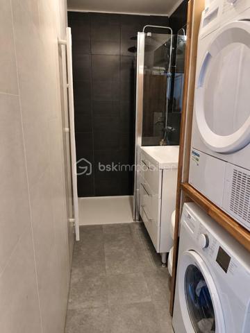 🏡Située en plein cœur de Saint-James, découvrez cette charmante maison de 80 m² habitables, entièrement rénovée en 2020, offrant un cadre de vie agréable avec terrasse et jardin.
Dès l'entrée, vous serez séduits par une pièce de vie lumineuse d'environ 30 m², composée d'un salon-séjour convivial avec cuisine ouverte aménagée et équipée. Un insert à bois apporte chaleur et convivialité, en complément du chauffage électrique. Un WC indépendant complète ce niveau.
À l'étage, un palier dessert deux chambres d'environ 15 m² et 9 m², ainsi qu'une salle d'eau avec un espace buanderie.
Le dernier étage est entièrement dédié à une troisième chambre d'environ 20 m². Cet espace peut encore être optimisé grâce à l'aménagement de placards et de rangements en sous-pente, permettant d'exploiter au mieux chaque mètre carré.
À l'extérieur, vous profiterez d'une terrasse d'environ 25 m² ainsi que d'un cabanon de rangement.
En surplomb, un jardin de plus de 200 m², actuellement non aménagé, vous laisse libre cours à vos envies : potager, espace détente, aire de jeux ou aménagement paysager. Une servitude existante permet l'accès et l'entretien du jardin par l'arrière de la parcelle, facilitant son utilisation et son entretien.

Les + de cette maison :

Rénovation complète en 2020
3 chambres
Cuisine aménagée et équipée
Insert à bois
Menuiseries PVC double vitrage
Terrasse, cabanon et jardin

DPE : en cours de réalisation. Les résultats seront communiqués très prochainement.

À seulement quelques minutes de l'autoroute A84, permettant de rejoindre facilement Avranches, Fougères, le Mont-Saint-Michel, Rennes et Caen.
Proximité immédiate des commerces, écoles et services de Saint-James.

Une maison clé en main, idéale pour une famille, un premier achat ou un investissement locatif. Son emplacement est un véritable atout, alliant la proximité des commodités et un accès rapide aux principaux axes routiers.