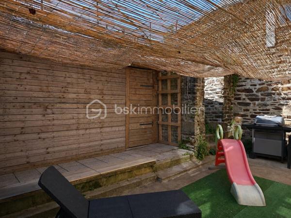 🏡Située en plein cœur de Saint-James, découvrez cette charmante maison de 80 m² habitables, entièrement rénovée en 2020, offrant un cadre de vie agréable avec terrasse et jardin.
Dès l'entrée, vous serez séduits par une pièce de vie lumineuse d'environ 30 m², composée d'un salon-séjour convivial avec cuisine ouverte aménagée et équipée. Un insert à bois apporte chaleur et convivialité, en complément du chauffage électrique. Un WC indépendant complète ce niveau.
À l'étage, un palier dessert deux chambres d'environ 15 m² et 9 m², ainsi qu'une salle d'eau avec un espace buanderie.
Le dernier étage est entièrement dédié à une troisième chambre d'environ 20 m². Cet espace peut encore être optimisé grâce à l'aménagement de placards et de rangements en sous-pente, permettant d'exploiter au mieux chaque mètre carré.
À l'extérieur, vous profiterez d'une terrasse d'environ 25 m² ainsi que d'un cabanon de rangement.
En surplomb, un jardin de plus de 200 m², actuellement non aménagé, vous laisse libre cours à vos envies : potager, espace détente, aire de jeux ou aménagement paysager. Une servitude existante permet l'accès et l'entretien du jardin par l'arrière de la parcelle, facilitant son utilisation et son entretien.

Les + de cette maison :

Rénovation complète en 2020
3 chambres
Cuisine aménagée et équipée
Insert à bois
Menuiseries PVC double vitrage
Terrasse, cabanon et jardin

DPE : en cours de réalisation. Les résultats seront communiqués très prochainement.

À seulement quelques minutes de l'autoroute A84, permettant de rejoindre facilement Avranches, Fougères, le Mont-Saint-Michel, Rennes et Caen.
Proximité immédiate des commerces, écoles et services de Saint-James.

Une maison clé en main, idéale pour une famille, un premier achat ou un investissement locatif. Son emplacement est un véritable atout, alliant la proximité des commodités et un accès rapide aux principaux axes routiers.
