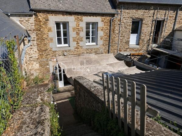 🏡Située en plein cœur de Saint-James, découvrez cette charmante maison de 80 m² habitables, entièrement rénovée en 2020, offrant un cadre de vie agréable avec terrasse et jardin.
Dès l'entrée, vous serez séduits par une pièce de vie lumineuse d'environ 30 m², composée d'un salon-séjour convivial avec cuisine ouverte aménagée et équipée. Un insert à bois apporte chaleur et convivialité, en complément du chauffage électrique. Un WC indépendant complète ce niveau.
À l'étage, un palier dessert deux chambres d'environ 15 m² et 9 m², ainsi qu'une salle d'eau avec un espace buanderie.
Le dernier étage est entièrement dédié à une troisième chambre d'environ 20 m². Cet espace peut encore être optimisé grâce à l'aménagement de placards et de rangements en sous-pente, permettant d'exploiter au mieux chaque mètre carré.
À l'extérieur, vous profiterez d'une terrasse d'environ 25 m² ainsi que d'un cabanon de rangement.
En surplomb, un jardin de plus de 200 m², actuellement non aménagé, vous laisse libre cours à vos envies : potager, espace détente, aire de jeux ou aménagement paysager. Une servitude existante permet l'accès et l'entretien du jardin par l'arrière de la parcelle, facilitant son utilisation et son entretien.

Les + de cette maison :

Rénovation complète en 2020
3 chambres
Cuisine aménagée et équipée
Insert à bois
Menuiseries PVC double vitrage
Terrasse, cabanon et jardin

DPE : en cours de réalisation. Les résultats seront communiqués très prochainement.

À seulement quelques minutes de l'autoroute A84, permettant de rejoindre facilement Avranches, Fougères, le Mont-Saint-Michel, Rennes et Caen.
Proximité immédiate des commerces, écoles et services de Saint-James.

Une maison clé en main, idéale pour une famille, un premier achat ou un investissement locatif. Son emplacement est un véritable atout, alliant la proximité des commodités et un accès rapide aux principaux axes routiers.