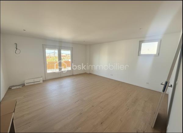 ROYAN – CENTRE-VILLE – APPARTEMENT T2 ENTIÈREMENT RÉNOVÉ – BALCON – À 450 M DE LA PLAGE

Idéalement situé en plein cœur de Royan, à seulement 150 mètres du centre-ville et du marché central, et à 450 mètres de la plage de la Grande Conche, venez découvrir ce superbe appartement T2 entièrement refait à neuf avec des matériaux de qualité.

Au sein d’une petite copropriété calme et bien entretenue de seulement 4 lots répartis sur 2 étages, cet appartement de 45,02 m² se trouve au 1er étage.

Il se compose de :
	•	Une agréable pièce de vie lumineuse avec cuisine ouverte, donnant sur un balcon
	•	Une chambre confortable
	•	Une salle d’eau moderne
	•	Un WC indépendant

Rénové avec soin, ce bien offre des prestations de qualité et un cadre de vie idéal, que ce soit pour une résidence principale, un pied-à-terre ou un investissement locatif.

Les + :
	•	Emplacement privilégié à proximité immédiate des commerces et de la plage
	•	Petite copropriété à faibles charges
	•	Aucun travaux à prévoir
	•	Balcon agréable

Une opportunité rare sur le secteur !

📞 À visiter sans tarder