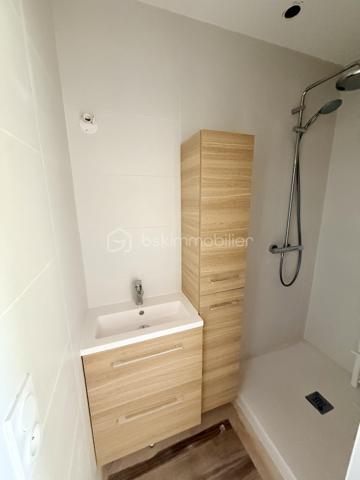 ROYAN – CENTRE-VILLE – APPARTEMENT T2 ENTIÈREMENT RÉNOVÉ – BALCON – À 450 M DE LA PLAGE

Idéalement situé en plein cœur de Royan, à seulement 150 mètres du centre-ville et du marché central, et à 450 mètres de la plage de la Grande Conche, venez découvrir ce superbe appartement T2 entièrement refait à neuf avec des matériaux de qualité.

Au sein d’une petite copropriété calme et bien entretenue de seulement 4 lots répartis sur 2 étages, cet appartement de 45,02 m² se trouve au 1er étage.

Il se compose de :
	•	Une agréable pièce de vie lumineuse avec cuisine ouverte, donnant sur un balcon
	•	Une chambre confortable
	•	Une salle d’eau moderne
	•	Un WC indépendant

Rénové avec soin, ce bien offre des prestations de qualité et un cadre de vie idéal, que ce soit pour une résidence principale, un pied-à-terre ou un investissement locatif.

Les + :
	•	Emplacement privilégié à proximité immédiate des commerces et de la plage
	•	Petite copropriété à faibles charges
	•	Aucun travaux à prévoir
	•	Balcon agréable

Une opportunité rare sur le secteur !

📞 À visiter sans tarder