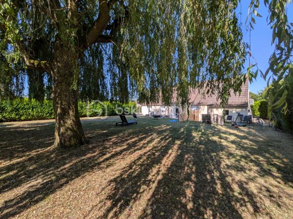 Situé sur la commune de Saint-Pathus, ce terrain constructible non viabilisé d'une superficie de 522 m², placé en seconde position, offre une belle opportunité pour concrétiser votre projet de construction.

Les atouts du bien
🏡 Terrain constructible de 522 m²
✨ Beau potentiel d'aménagement et de valorisation
🌳 Environnement calme
🛍️ Emplacement stratégique avec commerces accessibles à pied 

Environnement
Le terrain bénéficie d'un emplacement au calme et stratégique, à proximité immédiate des commerces de proximité (boulangerie, supérette, pizzeria, salon de coiffure/barbier).
Le centre-ville et ses nombreux services sont accessibles rapidement :
💊 Pharmacie
📰 Tabac - Presse
📚 Librairie
🏦 Banques
🛒 Commerces alimentaires
🎓 Écoles maternelles et primaires
🛍️ Services de proximité

Transports et accès
La commune est desservie par plusieurs lignes de bus permettant de rejoindre notamment les gares de Saint-Mard – Dammartin - Juilly et de Meaux, ainsi que le secteur de Roissy-Charles-de-Gaulle via le réseau Filéo.
🚗 Accès rapide à la RN2, à la Francilienne, à l'aéroport Paris-Charles-de-Gaulle ainsi qu'aux communes de Meaux, Dammartin-en-Goële et leurs environs.
✨ Une belle opportunité pour donner vie à votre projet immobilier dans un secteur recherché.