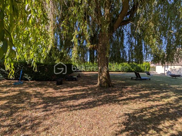 Situé sur la commune de Saint-Pathus, ce terrain constructible non viabilisé d'une superficie de 522 m², placé en seconde position, offre une belle opportunité pour concrétiser votre projet de construction.

Les atouts du bien
🏡 Terrain constructible de 522 m²
✨ Beau potentiel d'aménagement et de valorisation
🌳 Environnement calme
🛍️ Emplacement stratégique avec commerces accessibles à pied 

Environnement
Le terrain bénéficie d'un emplacement au calme et stratégique, à proximité immédiate des commerces de proximité (boulangerie, supérette, pizzeria, salon de coiffure/barbier).
Le centre-ville et ses nombreux services sont accessibles rapidement :
💊 Pharmacie
📰 Tabac - Presse
📚 Librairie
🏦 Banques
🛒 Commerces alimentaires
🎓 Écoles maternelles et primaires
🛍️ Services de proximité

Transports et accès
La commune est desservie par plusieurs lignes de bus permettant de rejoindre notamment les gares de Saint-Mard – Dammartin - Juilly et de Meaux, ainsi que le secteur de Roissy-Charles-de-Gaulle via le réseau Filéo.
🚗 Accès rapide à la RN2, à la Francilienne, à l'aéroport Paris-Charles-de-Gaulle ainsi qu'aux communes de Meaux, Dammartin-en-Goële et leurs environs.
✨ Une belle opportunité pour donner vie à votre projet immobilier dans un secteur recherché.
