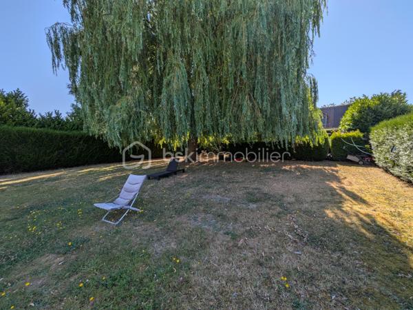 Situé sur la commune de Saint-Pathus, ce terrain constructible non viabilisé d'une superficie de 522 m², placé en seconde position, offre une belle opportunité pour concrétiser votre projet de construction.

Les atouts du bien
🏡 Terrain constructible de 522 m²
✨ Beau potentiel d'aménagement et de valorisation
🌳 Environnement calme
🛍️ Emplacement stratégique avec commerces accessibles à pied 

Environnement
Le terrain bénéficie d'un emplacement au calme et stratégique, à proximité immédiate des commerces de proximité (boulangerie, supérette, pizzeria, salon de coiffure/barbier).
Le centre-ville et ses nombreux services sont accessibles rapidement :
💊 Pharmacie
📰 Tabac - Presse
📚 Librairie
🏦 Banques
🛒 Commerces alimentaires
🎓 Écoles maternelles et primaires
🛍️ Services de proximité

Transports et accès
La commune est desservie par plusieurs lignes de bus permettant de rejoindre notamment les gares de Saint-Mard – Dammartin - Juilly et de Meaux, ainsi que le secteur de Roissy-Charles-de-Gaulle via le réseau Filéo.
🚗 Accès rapide à la RN2, à la Francilienne, à l'aéroport Paris-Charles-de-Gaulle ainsi qu'aux communes de Meaux, Dammartin-en-Goële et leurs environs.
✨ Une belle opportunité pour donner vie à votre projet immobilier dans un secteur recherché.