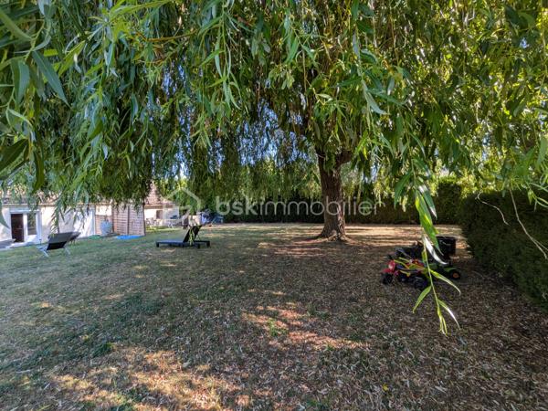 Situé sur la commune de Saint-Pathus, ce terrain constructible non viabilisé d'une superficie de 522 m², placé en seconde position, offre une belle opportunité pour concrétiser votre projet de construction.

Les atouts du bien
🏡 Terrain constructible de 522 m²
✨ Beau potentiel d'aménagement et de valorisation
🌳 Environnement calme
🛍️ Emplacement stratégique avec commerces accessibles à pied 

Environnement
Le terrain bénéficie d'un emplacement au calme et stratégique, à proximité immédiate des commerces de proximité (boulangerie, supérette, pizzeria, salon de coiffure/barbier).
Le centre-ville et ses nombreux services sont accessibles rapidement :
💊 Pharmacie
📰 Tabac - Presse
📚 Librairie
🏦 Banques
🛒 Commerces alimentaires
🎓 Écoles maternelles et primaires
🛍️ Services de proximité

Transports et accès
La commune est desservie par plusieurs lignes de bus permettant de rejoindre notamment les gares de Saint-Mard – Dammartin - Juilly et de Meaux, ainsi que le secteur de Roissy-Charles-de-Gaulle via le réseau Filéo.
🚗 Accès rapide à la RN2, à la Francilienne, à l'aéroport Paris-Charles-de-Gaulle ainsi qu'aux communes de Meaux, Dammartin-en-Goële et leurs environs.
✨ Une belle opportunité pour donner vie à votre projet immobilier dans un secteur recherché.