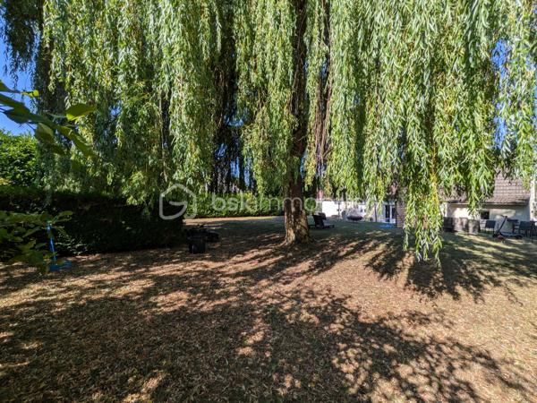 Situé sur la commune de Saint-Pathus, ce terrain constructible non viabilisé d'une superficie de 522 m², placé en seconde position, offre une belle opportunité pour concrétiser votre projet de construction.

Les atouts du bien
🏡 Terrain constructible de 522 m²
✨ Beau potentiel d'aménagement et de valorisation
🌳 Environnement calme
🛍️ Emplacement stratégique avec commerces accessibles à pied 

Environnement
Le terrain bénéficie d'un emplacement au calme et stratégique, à proximité immédiate des commerces de proximité (boulangerie, supérette, pizzeria, salon de coiffure/barbier).
Le centre-ville et ses nombreux services sont accessibles rapidement :
💊 Pharmacie
📰 Tabac - Presse
📚 Librairie
🏦 Banques
🛒 Commerces alimentaires
🎓 Écoles maternelles et primaires
🛍️ Services de proximité

Transports et accès
La commune est desservie par plusieurs lignes de bus permettant de rejoindre notamment les gares de Saint-Mard – Dammartin - Juilly et de Meaux, ainsi que le secteur de Roissy-Charles-de-Gaulle via le réseau Filéo.
🚗 Accès rapide à la RN2, à la Francilienne, à l'aéroport Paris-Charles-de-Gaulle ainsi qu'aux communes de Meaux, Dammartin-en-Goële et leurs environs.
✨ Une belle opportunité pour donner vie à votre projet immobilier dans un secteur recherché.