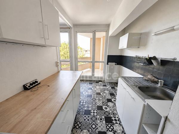 Appartement F3 avec loggia et parking - proche commerces et gare