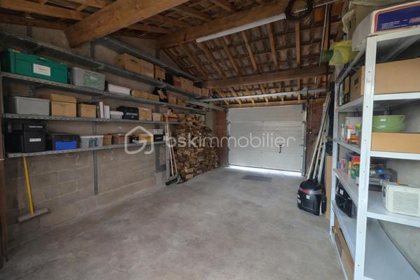 Située rive droite de Bergerac, à seulement 1,7 km de l’hyper-centre, découvrez cette agréable maison de plain-pied d’environ 90 m², idéale pour une famille ou un projet de résidence principale au calme tout en restant proche des commodités.

🏡 Descriptif du bien :
Salon lumineux avec cheminée insert
Cuisine ouverte
Cellier attenant
3 chambres
Salle de bain
WC séparé
Garage attenant de 22 m² avec porte électrique

⚙️ Équipements :
Chauffage électrique
Double vitrage bois
Tout-à-l’égout
Taxe foncière : 1 600 €

🌳 Extérieur :
Vous profiterez d’un joli jardin arboré de 600 m², sans vis-à-vis depuis la terrasse, offrant un cadre intime et agréable pour vos moments de détente en extérieur.

📍 Emplacement recherché, environnement calme, proximité immédiate du centre-ville et des services.
À visiter sans tarder !