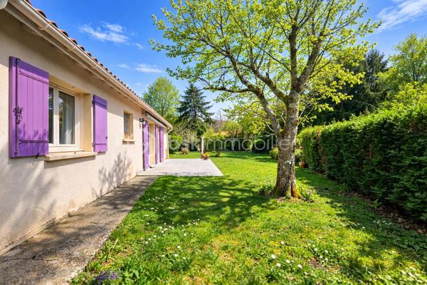 Située rive droite de Bergerac, à seulement 1,7 km de l’hyper-centre, découvrez cette agréable maison de plain-pied d’environ 90 m², idéale pour une famille ou un projet de résidence principale au calme tout en restant proche des commodités.

🏡 Descriptif du bien :
Salon lumineux avec cheminée insert
Cuisine ouverte
Cellier attenant
3 chambres
Salle de bain
WC séparé
Garage attenant de 22 m² avec porte électrique

⚙️ Équipements :
Chauffage électrique
Double vitrage bois
Tout-à-l’égout
Taxe foncière : 1 600 €

🌳 Extérieur :
Vous profiterez d’un joli jardin arboré de 600 m², sans vis-à-vis depuis la terrasse, offrant un cadre intime et agréable pour vos moments de détente en extérieur.

📍 Emplacement recherché, environnement calme, proximité immédiate du centre-ville et des services.
À visiter sans tarder !