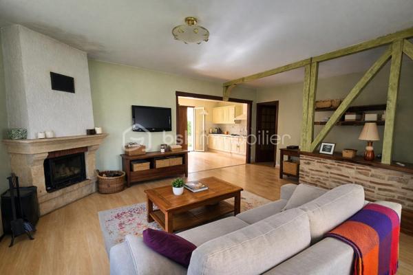 Située rive droite de Bergerac, à seulement 1,7 km de l’hyper-centre, découvrez cette agréable maison de plain-pied d’environ 90 m², idéale pour une famille ou un projet de résidence principale au calme tout en restant proche des commodités.

🏡 Descriptif du bien :
Salon lumineux avec cheminée insert
Cuisine ouverte
Cellier attenant
3 chambres
Salle de bain
WC séparé
Garage attenant de 22 m² avec porte électrique

⚙️ Équipements :
Chauffage électrique
Double vitrage bois
Tout-à-l’égout
Taxe foncière : 1 600 €

🌳 Extérieur :
Vous profiterez d’un joli jardin arboré de 600 m², sans vis-à-vis depuis la terrasse, offrant un cadre intime et agréable pour vos moments de détente en extérieur.

📍 Emplacement recherché, environnement calme, proximité immédiate du centre-ville et des services.
À visiter sans tarder !