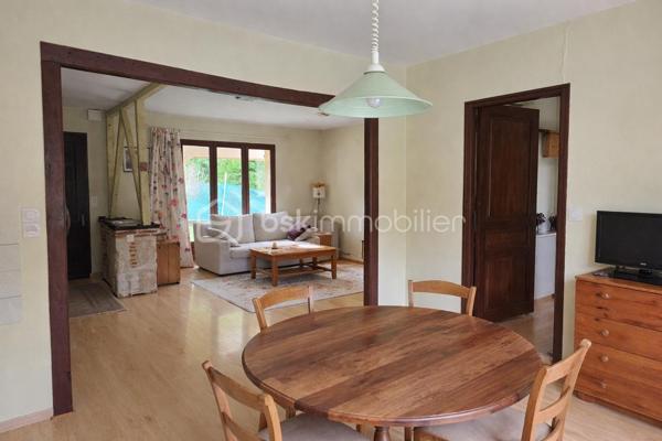 Située rive droite de Bergerac, à seulement 1,7 km de l’hyper-centre, découvrez cette agréable maison de plain-pied d’environ 90 m², idéale pour une famille ou un projet de résidence principale au calme tout en restant proche des commodités.

🏡 Descriptif du bien :
Salon lumineux avec cheminée insert
Cuisine ouverte
Cellier attenant
3 chambres
Salle de bain
WC séparé
Garage attenant de 22 m² avec porte électrique

⚙️ Équipements :
Chauffage électrique
Double vitrage bois
Tout-à-l’égout
Taxe foncière : 1 600 €

🌳 Extérieur :
Vous profiterez d’un joli jardin arboré de 600 m², sans vis-à-vis depuis la terrasse, offrant un cadre intime et agréable pour vos moments de détente en extérieur.

📍 Emplacement recherché, environnement calme, proximité immédiate du centre-ville et des services.
À visiter sans tarder !