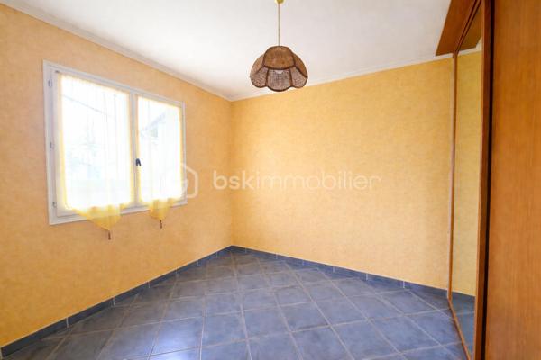 Située rive droite de Bergerac, à seulement 1,7 km de l’hyper-centre, découvrez cette agréable maison de plain-pied d’environ 90 m², idéale pour une famille ou un projet de résidence principale au calme tout en restant proche des commodités.

🏡 Descriptif du bien :
Salon lumineux avec cheminée insert
Cuisine ouverte
Cellier attenant
3 chambres
Salle de bain
WC séparé
Garage attenant de 22 m² avec porte électrique

⚙️ Équipements :
Chauffage électrique
Double vitrage bois
Tout-à-l’égout
Taxe foncière : 1 600 €

🌳 Extérieur :
Vous profiterez d’un joli jardin arboré de 600 m², sans vis-à-vis depuis la terrasse, offrant un cadre intime et agréable pour vos moments de détente en extérieur.

📍 Emplacement recherché, environnement calme, proximité immédiate du centre-ville et des services.
À visiter sans tarder !