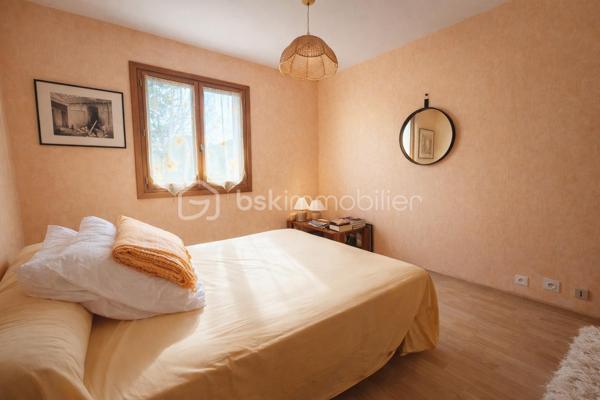 Située rive droite de Bergerac, à seulement 1,7 km de l’hyper-centre, découvrez cette agréable maison de plain-pied d’environ 90 m², idéale pour une famille ou un projet de résidence principale au calme tout en restant proche des commodités.

🏡 Descriptif du bien :
Salon lumineux avec cheminée insert
Cuisine ouverte
Cellier attenant
3 chambres
Salle de bain
WC séparé
Garage attenant de 22 m² avec porte électrique

⚙️ Équipements :
Chauffage électrique
Double vitrage bois
Tout-à-l’égout
Taxe foncière : 1 600 €

🌳 Extérieur :
Vous profiterez d’un joli jardin arboré de 600 m², sans vis-à-vis depuis la terrasse, offrant un cadre intime et agréable pour vos moments de détente en extérieur.

📍 Emplacement recherché, environnement calme, proximité immédiate du centre-ville et des services.
À visiter sans tarder !