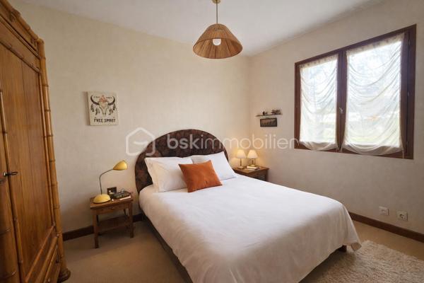 Située rive droite de Bergerac, à seulement 1,7 km de l’hyper-centre, découvrez cette agréable maison de plain-pied d’environ 90 m², idéale pour une famille ou un projet de résidence principale au calme tout en restant proche des commodités.

🏡 Descriptif du bien :
Salon lumineux avec cheminée insert
Cuisine ouverte
Cellier attenant
3 chambres
Salle de bain
WC séparé
Garage attenant de 22 m² avec porte électrique

⚙️ Équipements :
Chauffage électrique
Double vitrage bois
Tout-à-l’égout
Taxe foncière : 1 600 €

🌳 Extérieur :
Vous profiterez d’un joli jardin arboré de 600 m², sans vis-à-vis depuis la terrasse, offrant un cadre intime et agréable pour vos moments de détente en extérieur.

📍 Emplacement recherché, environnement calme, proximité immédiate du centre-ville et des services.
À visiter sans tarder !