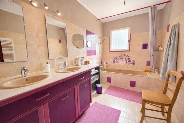 Située rive droite de Bergerac, à seulement 1,7 km de l’hyper-centre, découvrez cette agréable maison de plain-pied d’environ 90 m², idéale pour une famille ou un projet de résidence principale au calme tout en restant proche des commodités.

🏡 Descriptif du bien :
Salon lumineux avec cheminée insert
Cuisine ouverte
Cellier attenant
3 chambres
Salle de bain
WC séparé
Garage attenant de 22 m² avec porte électrique

⚙️ Équipements :
Chauffage électrique
Double vitrage bois
Tout-à-l’égout
Taxe foncière : 1 600 €

🌳 Extérieur :
Vous profiterez d’un joli jardin arboré de 600 m², sans vis-à-vis depuis la terrasse, offrant un cadre intime et agréable pour vos moments de détente en extérieur.

📍 Emplacement recherché, environnement calme, proximité immédiate du centre-ville et des services.
À visiter sans tarder !