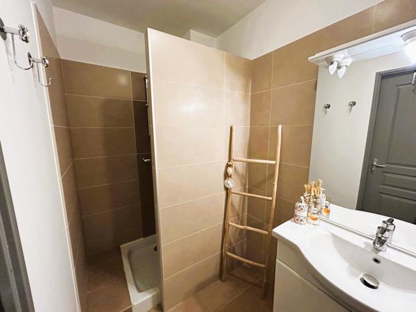 Pertuis (84120) Appartement lumineux avec terrasse et double stationnement dans résidence sécurisée