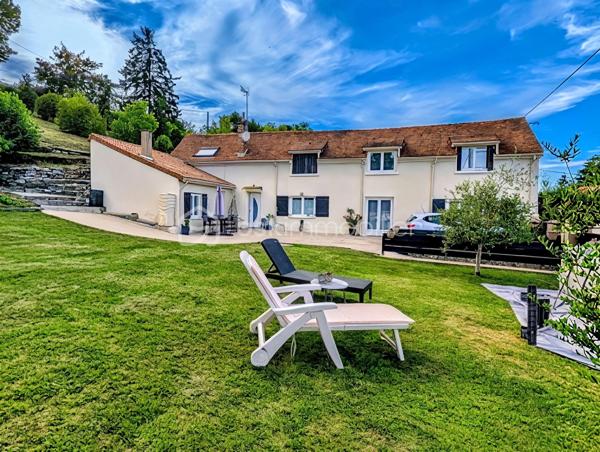 À seulement 3 minutes de Gisors, dans un village très recherché avec commodités, une école et un périscolaire. 
Venez découvrir cette charmante longère d’environ 150 M² .

Elle se compose au rez-de-chaussée d’une entrée, d’une cuisine aménagée, d’un beau séjour double lumineux , d’un toilette, d’une buanderie, d’un bureau et d’une chambre.

À l'étage vous trouverez 3 chambres dont 2 avec dressing, un toilette et une salle de bain.

Pour compléter le tout la maison dispose d'un beau terrain atypique et arboré d'environ 1400M², d'une cave et d’un garage. Chauffage gaz de ville.

Bien rare à visiter sans tarder!

Une pièce d'identité et une étude de financement vous sera demandée avant visite.
