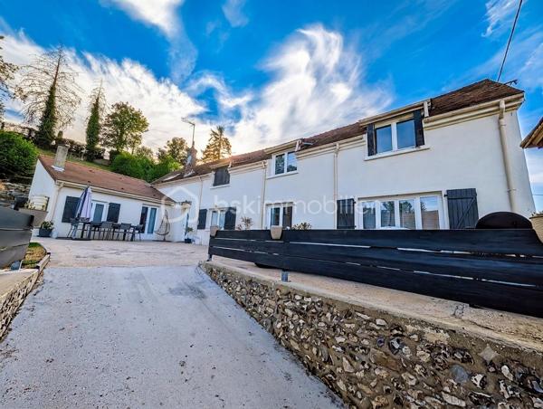 À seulement 3 minutes de Gisors, dans un village très recherché avec commodités, une école et un périscolaire. 
Venez découvrir cette charmante longère d’environ 150 M² .

Elle se compose au rez-de-chaussée d’une entrée, d’une cuisine aménagée, d’un beau séjour double lumineux , d’un toilette, d’une buanderie, d’un bureau et d’une chambre.

À l'étage vous trouverez 3 chambres dont 2 avec dressing, un toilette et une salle de bain.

Pour compléter le tout la maison dispose d'un beau terrain atypique et arboré d'environ 1400M², d'une cave et d’un garage. Chauffage gaz de ville.

Bien rare à visiter sans tarder!

Une pièce d'identité et une étude de financement vous sera demandée avant visite.