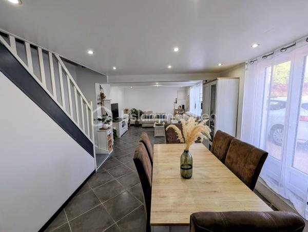 À seulement 3 minutes de Gisors, dans un village très recherché avec commodités, une école et un périscolaire. 
Venez découvrir cette charmante longère d’environ 150 M² .

Elle se compose au rez-de-chaussée d’une entrée, d’une cuisine aménagée, d’un beau séjour double lumineux , d’un toilette, d’une buanderie, d’un bureau et d’une chambre.

À l'étage vous trouverez 3 chambres dont 2 avec dressing, un toilette et une salle de bain.

Pour compléter le tout la maison dispose d'un beau terrain atypique et arboré d'environ 1400M², d'une cave et d’un garage. Chauffage gaz de ville.

Bien rare à visiter sans tarder!

Une pièce d'identité et une étude de financement vous sera demandée avant visite.