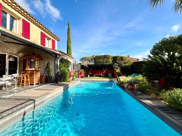 À vendre Maison familiale de 160 m² avec piscine sur terrain de 809 m² La Cadière-d’Azur