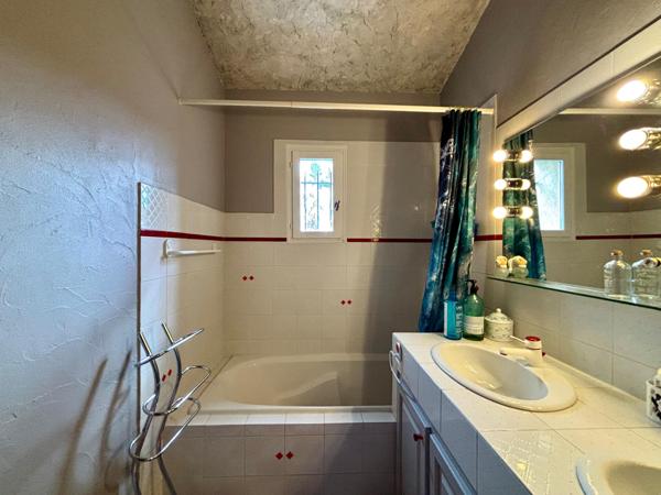 À vendre Maison familiale de 160 m² avec piscine sur terrain de 809 m² La Cadière-d’Azur