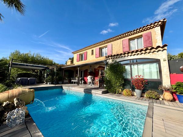 À vendre Maison familiale de 160 m² avec piscine sur terrain de 809 m² La Cadière-d’Azur