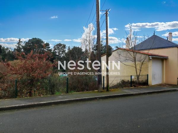Garage sur un terrain constructible non viabilisé à Cerizay de 891 m2