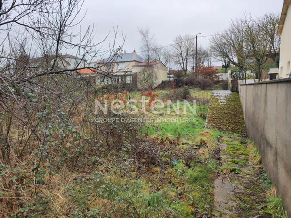 Garage sur un terrain constructible non viabilisé à Cerizay de 891 m2