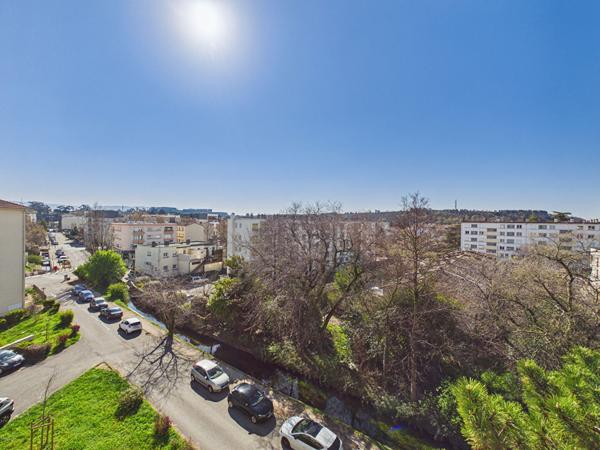 Appartement T3 chateauvert 70 m2 avec 2 balcons et cave