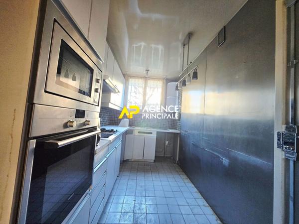 Appartement 4 pièces, 3 chambres de 82m² avec parking et cave, à 5 minutes de la gare du centre ville €219 900 ** - Référence 4541