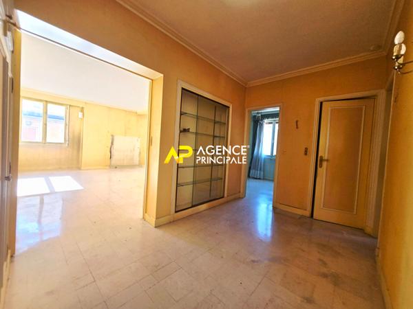 Appartement 4 pièces, 3 chambres de 82m² avec parking et cave, à 5 minutes de la gare du centre ville €219 900 ** - Référence 4541