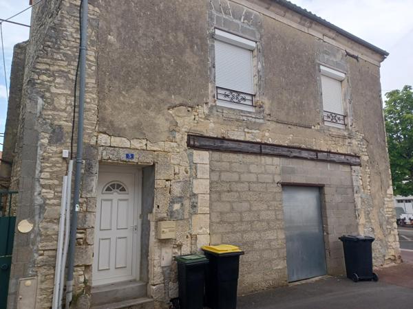 Immeuble centre-bourg avec commerce et logements
