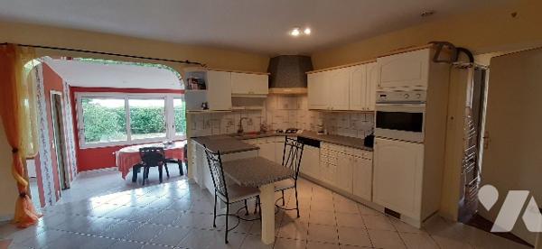 Pavillon en BE, proche commerces, avec garage et jardin composé de trois chambres, cuisine aménagée