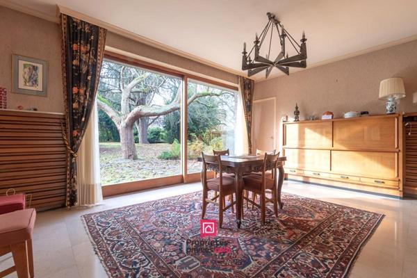 Ensemble immobilier 383.45 m2 : Maison et 2 apts + jardin et hangar