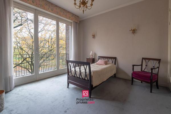 Ensemble immobilier 383.45 m2 : Maison et 2 apts + jardin et hangar