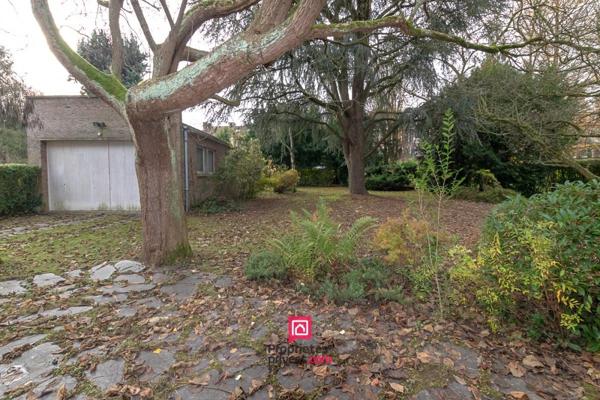 Ensemble immobilier 383.45 m2 : Maison et 2 apts + jardin et hangar