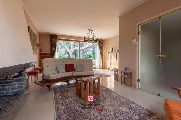 Ensemble immobilier 383.45 m2 : Maison et 2 apts + jardin et hangar