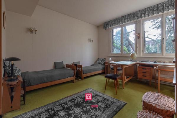 Ensemble immobilier 383.45 m2 : Maison et 2 apts + jardin et hangar